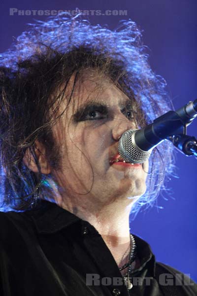 THE CURE - 2005-08-13 - SAINT MALO - Fort de St Pere - Robert James Smith